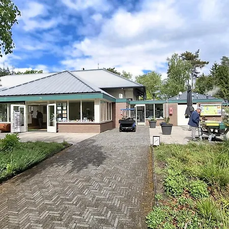 Veluws Meerhuisje Luxe Gezinschalet Aan Het Water Met Opgemaakte Bedden En Handdoeken בקתה