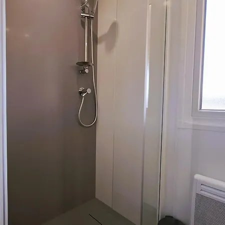 Veluws Meerhuisje Luxe Gezinschalet Aan Het Water Met Opgemaakte Bedden En Handdoeken בקתה *