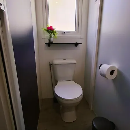 בקתה Veluws Meerhuisje Luxe Gezinschalet Aan Het Water Met Opgemaakte Bedden En Handdoeken